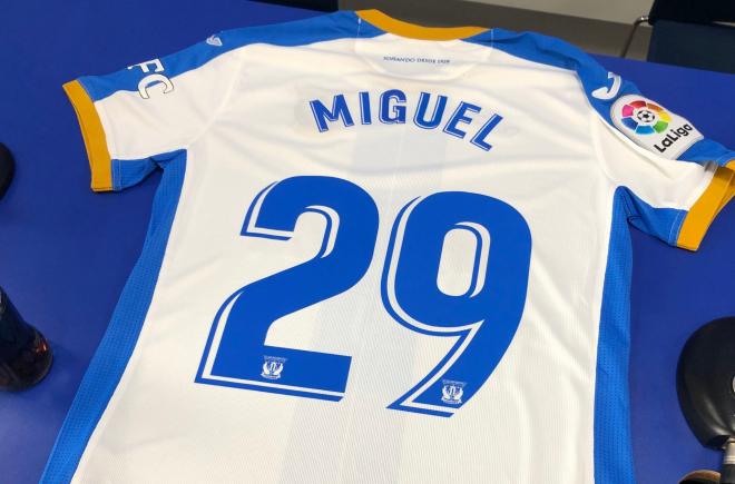 Camiseta de Miguel de la Fuente con su nuevo equipo (Foto: CD Leganés).