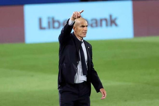 Zidane da órdenes durante un partido del Real Madrid (Foto: EFE).