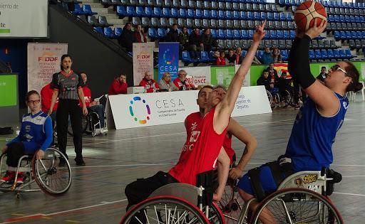 Imagen de un partido de baloncesto en silla de ruedas.