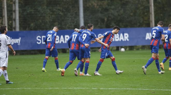 Los jugadores del Eibar celebran el gol de Enrich (Foto: SD Eibar).