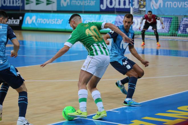 El bético Ivi con la pelota (foto: Betis Futsal).