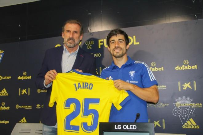 Jairo Izquierdo muestra la camiseta del Cádiz junto a Arias en la presentación (Foto: CCF).