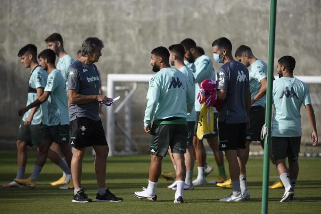 Manuel Pellegrini y Fekir, en un entrenamiento del Betis (Foto: Kiko Hurtado).