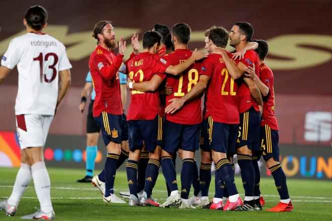 Jesús Navas celebra con sus compañeros el gol de Oyarzabal (Foto: EFE).