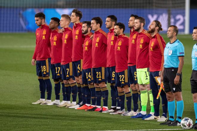 El once de España ante Suiza, durante el himno (Foto: EFE).