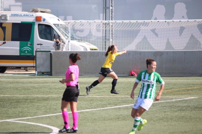 Alba Zafra celebra su gol al Betis (Foto: Santa Teresa).