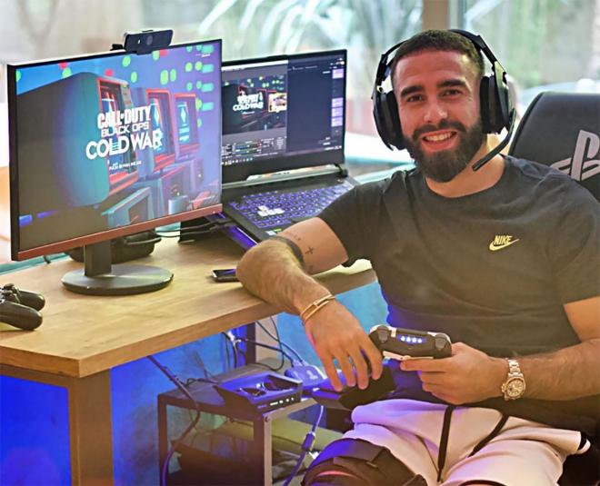 Carvajal posa en Instagram mientras juega a un videojuego.