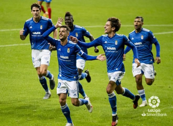 Los jugadores del Oviedo celebran el gol de Tejera en el derbi (Foto: LaLiga).