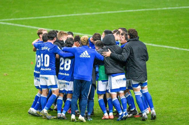 Los jugadores del Real Oviedo celebran el triunfo en el derbi (Foto: ROV).