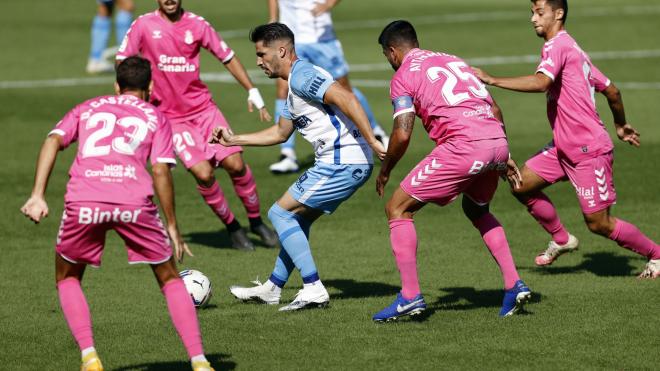 Caye Quintana, rodeado de contrarios en el Málaga-Las Palmas (Foto: Málaga CF).