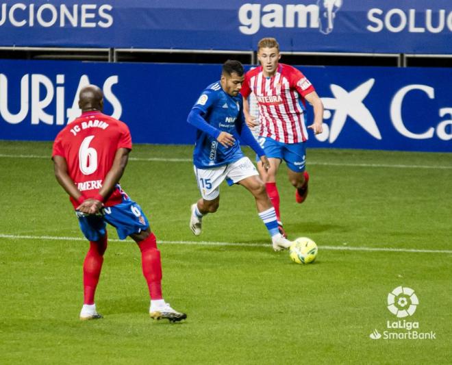 Nahuel avanza con el esférico durante un derbi asturiano que disputó con el Oviedo (Foto: LaLiga).