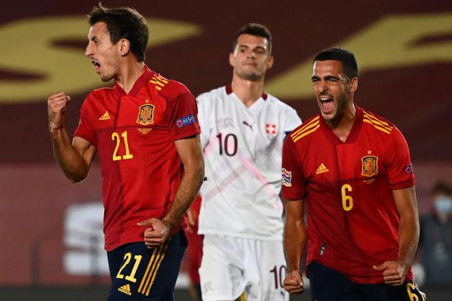 Oyarzabal y Merino, candidatos a jugar la EURO, celebran el gol del primero en el España-Suiza (Foto: EFE).