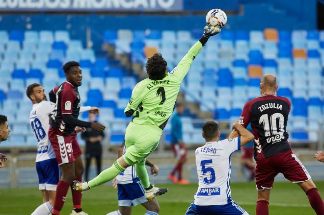 Cristian Álvarez despeja el balón en el duelo ante el Albacete de la primera vuelta (Foto: Daniel Marzo).