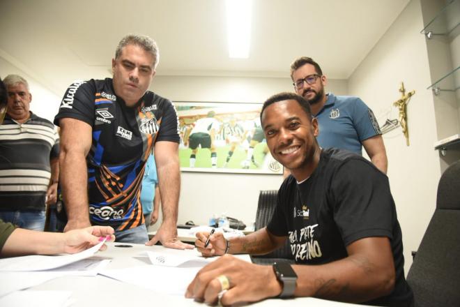 Robinho firma su nuevo contrato con el Santos (FOTO: @SantosFC).