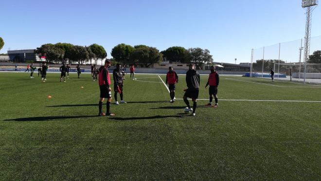 Los jugadores del Salamanca UDS calientan para el duelo ante Las Rozas (Foto: Salamanca UDS)