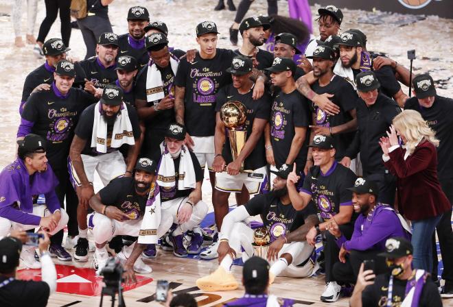 Celebración de los Lakers tras ganar la NBA (FOTO: EFE).