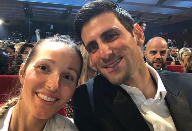 Djokovic posa junto a su mujer Jelena en una fotografía de Instagram.