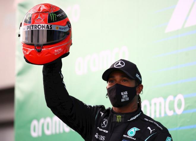 Lewis Hamilton levanta el casco de Michael Schumacher que le regaló su hijo Mick (Foto: EFE).