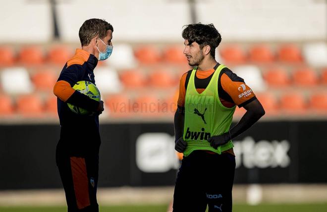 Gracia habla con Carlos Soler (Foto: Valencia CF)