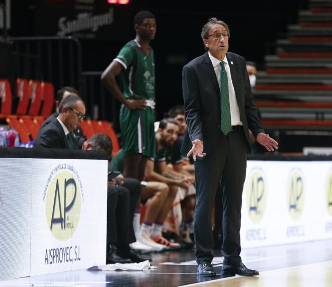 Casimiro, con Nzosa al fondo (Foto: acb Photo / M.A. Polo).