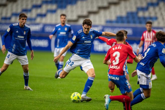 Gustavo Blanco Leschuk dispara ante la defensa del Sporting durante el derbi asturiano (Foto: Real Oviedo).