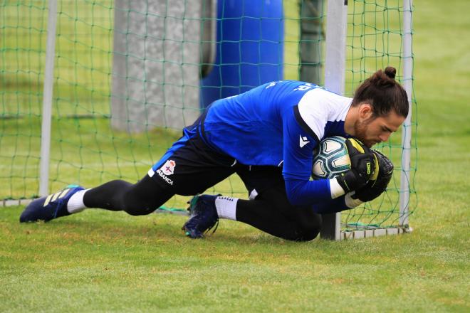 Carlos Abad atrapa un balón durante un entrenamiento (Foto:RCD)