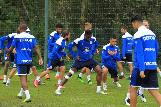 Los jugadores del Deportivo entrenando en Abegondo (Foto:RCD)