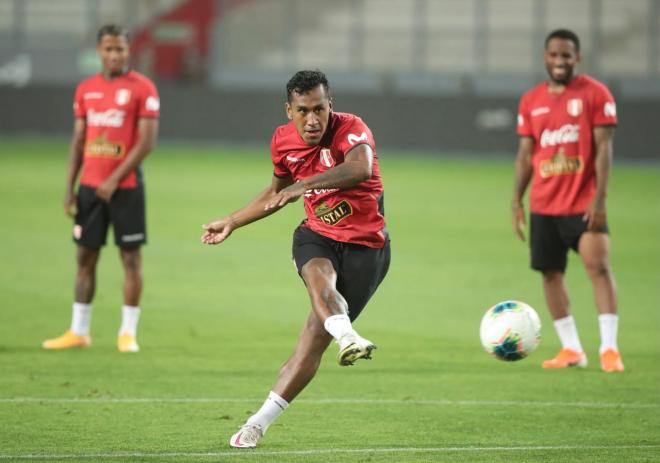 Tapia entrenándose con Perú (Foto: @SeleccionPeru).