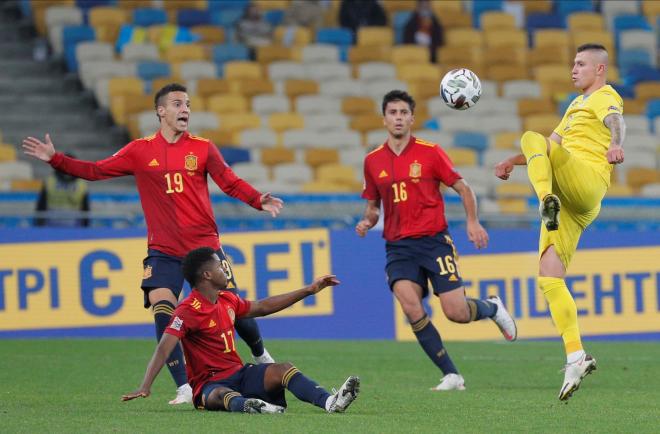 Rodrigo y Ansu Fati, ante una jugada de Zubkov (FOTO: EFE).