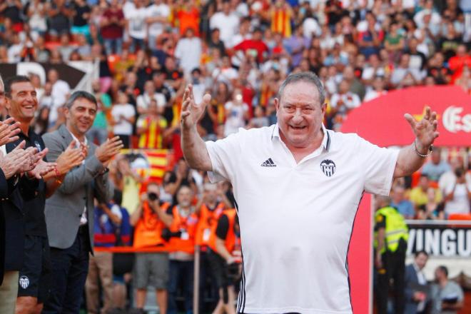 Españeta es homenajeado en Mestalla.