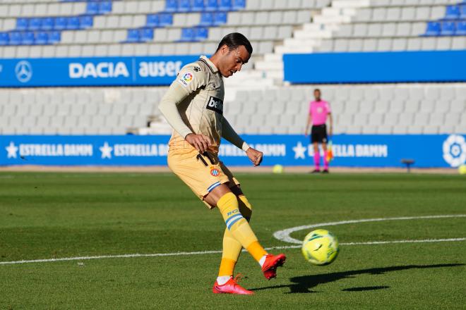 Raúl de Tomás dispara durante el partido ante el Sabadell (Foto: LaLiga).