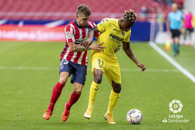 Trippier, ante Chukwueze en un Atlético-Villarreal (Foto: LaLiga).