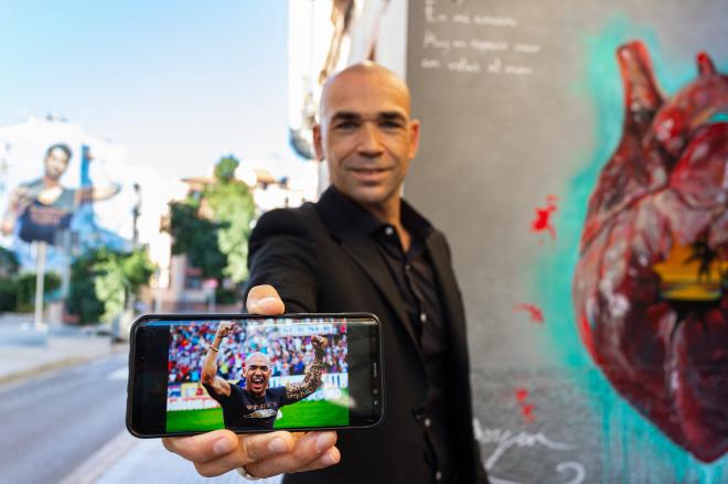 Manolo posa con una foto suya de jugador tras una salvación (Foto: Javi Arquimbau)