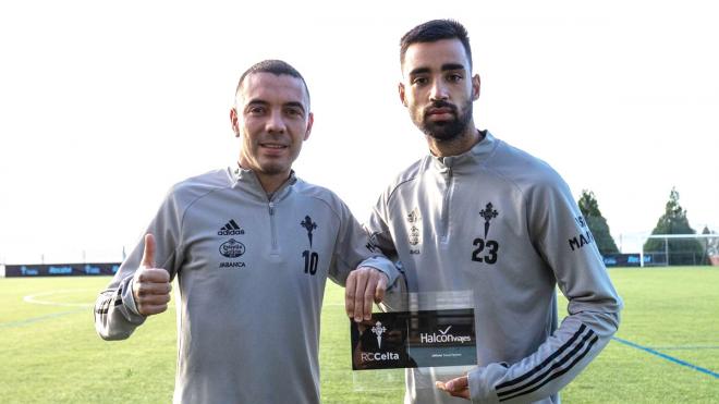 Aspas y Brais Méndez tras el acuerdo con Halcón Viajes (Foto: RC Celta).