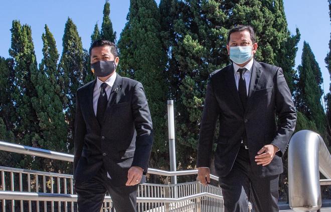 Joey Lim y Anil Murthy llegan al tanatorio. (Foto: Valencia CF)