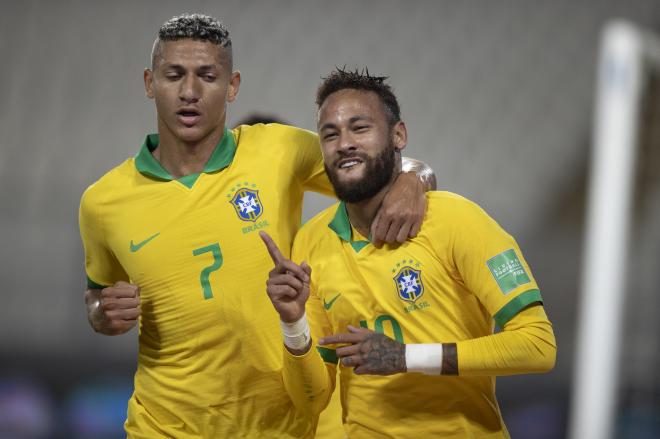 Neymar y Richarlison celebran uno de los goles de Brasil ante Perú.