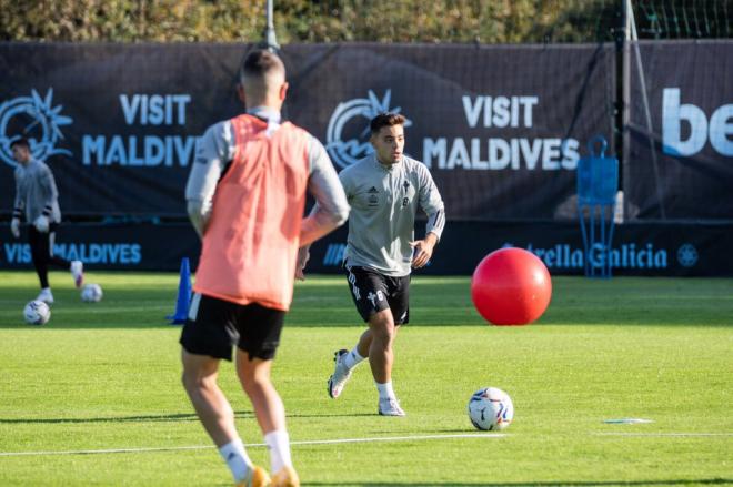 Beltrán tocando el balón en A Madroa (Foto: RC Celta).