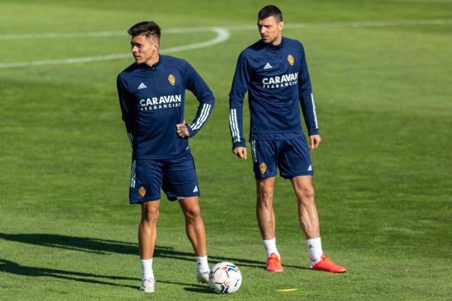 Narváez y Vuckic en un entrenamiento del Real Zaragoza (Foto: Daniel Marzo).