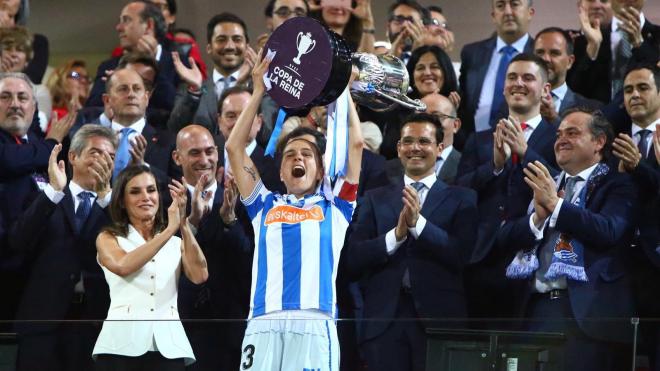 Sandra Ramajo levanta la Copa de la Reina ganada por la Real Sociedad en 2019.