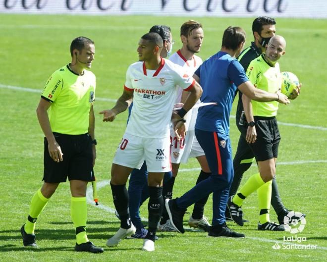Los jugadores del Sevilla protestan la expulsión de Joan Jordán (Foto: LaLiga).