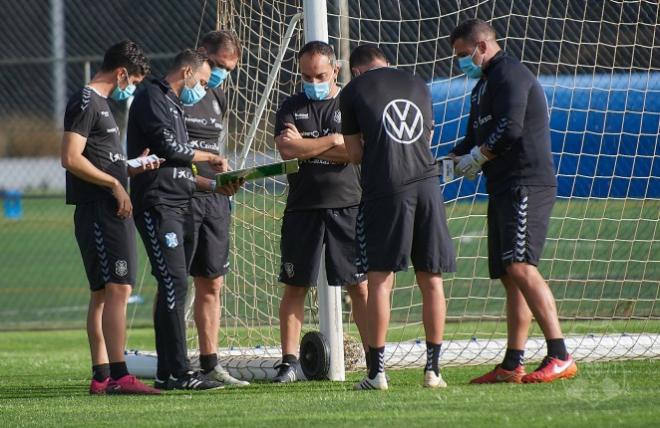 Fran Fernández, junto a su cuerpo técnico (Foto: CDT).