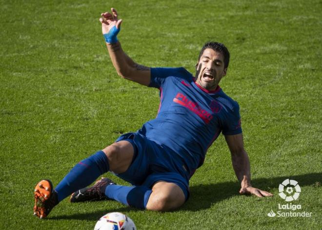Luis Suárez se desliza persiguiendo un balón (Foto: LaLiga).