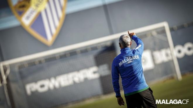 Pellicer, de espaldas, hace un gesto durante un entrenamiento (Foto: Málaga CF).
