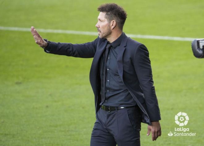 Simeone, entrenador del Atlético de Madrid, da instrucciones en la banda de Balaídos (Foto: LaLiga).