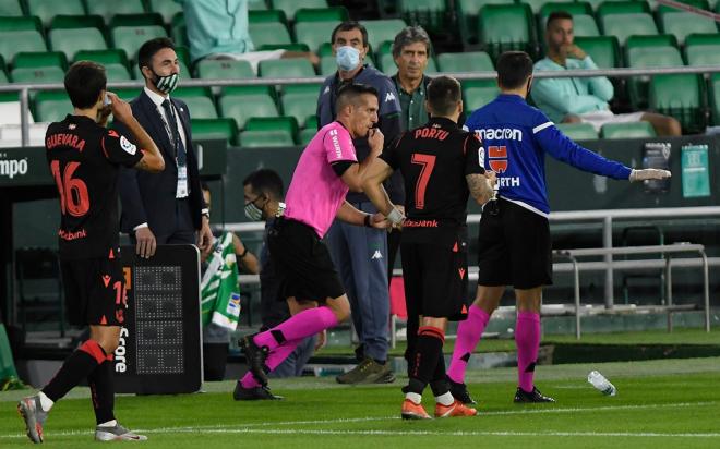 Estrada Fernández no señala el posible penalti sobre Sanabria (Foto: Kiko Hurtado).