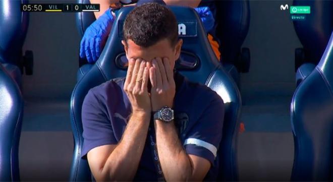 Javi Gracia se lleva las manos a los ojos tras el penalti de Gabriel en el Villarreal-Valencia (Fot
