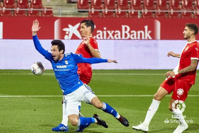 Marco Sangalli cae en el área rival durante el Girona-Real Oviedo (Foto: LaLiga).