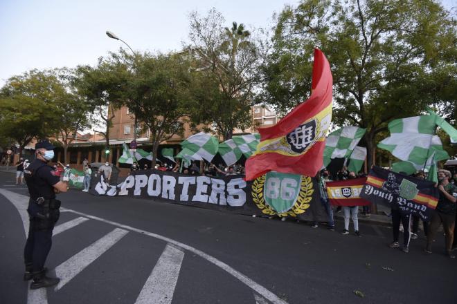 La afición del Betis espera al equipo ante la Real Sociedad. (Foto: Kiko Hurtado).