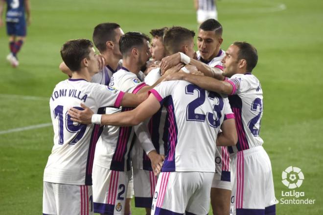 Los jugadores del Real Valladolid celebran el gol de Waldo Rubio en Huesca (Foto: LaLiga).