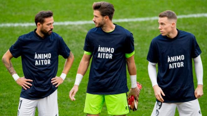 Morales, Koke Vegas y Miramón lucen la camiseta en apoyo a Aitor antes del Athletic Club - Levante UD. (Foto: LaLiga)